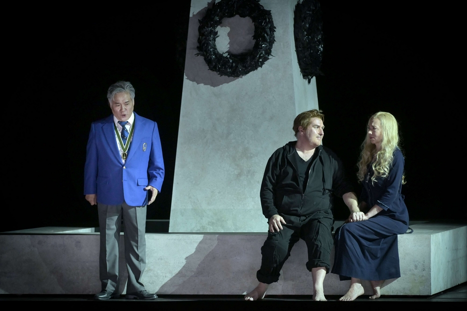 Kwangchul Youn (Gurnemanz), Simon O'Neill (Parsifal) e Marina Prudenskaya (Kundry) nel terzo atto di «Parsifal» in scena all’Opera di Parigi