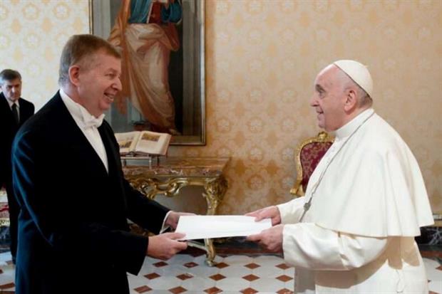 L'ambasciatore israeliano presso la Santa Sede Raphael Schutz ha presentato le Lettere Credenziali a papa Francesco lo scorso novembre