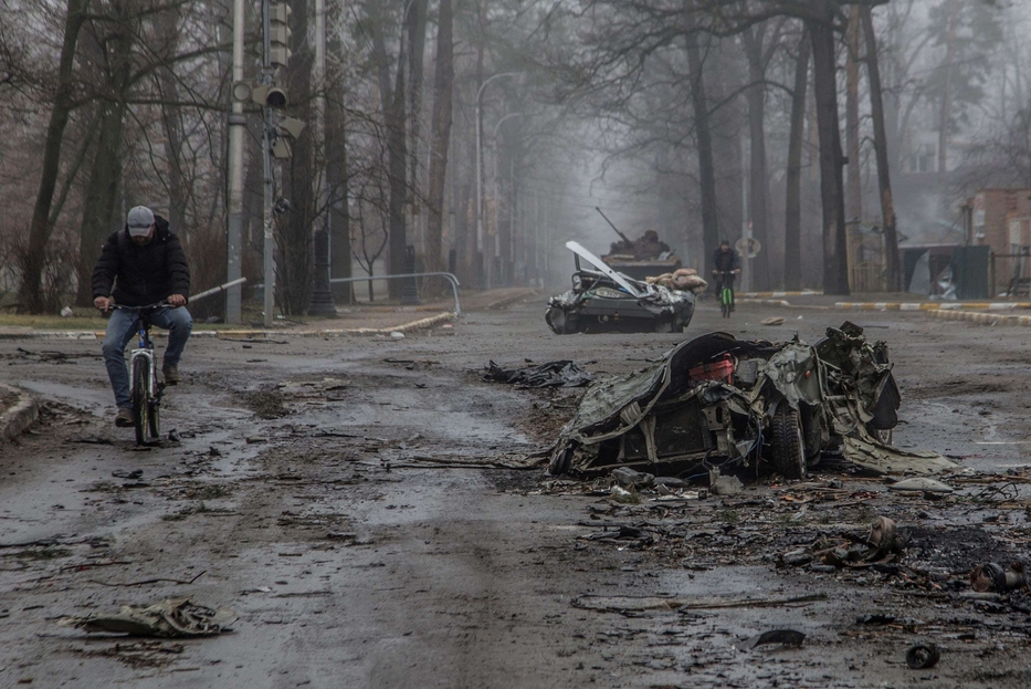 Una strada di Bucha, dove sono stati trovati una ventina di cadaveri dopo la ritirata russa