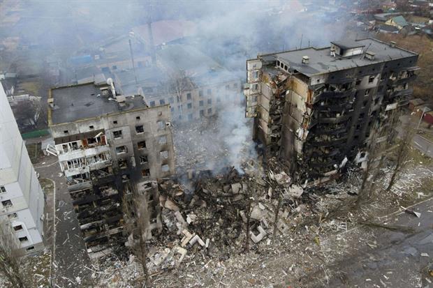Una foto di Maksim Levin dell'insediamento distrutto di Borodyanka nella regione di Kiev, pubblicata dall'agenzia Reuters