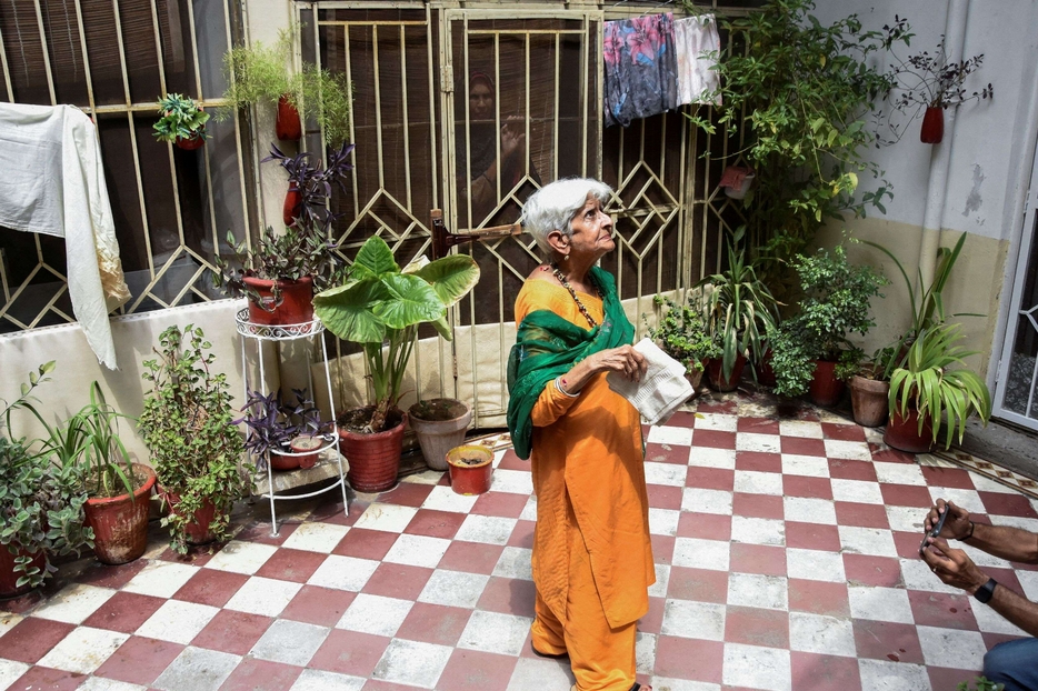 Una signora indiana di 90 anni torna nella casa natale dopo 75 anni