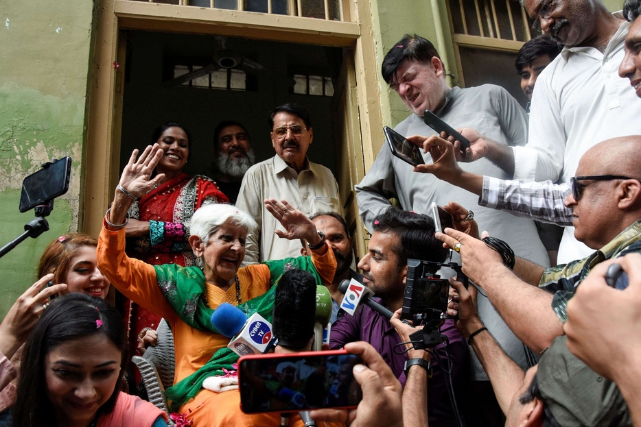 Reena Varma incontra i giornalisti all'esterno dell'abitazione lasciata quando aveva 14 anni