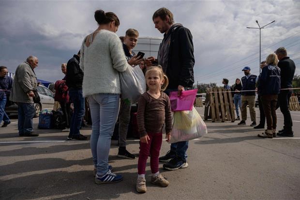 Civili in fuga da Mariupol in attesa di lasciapassare
