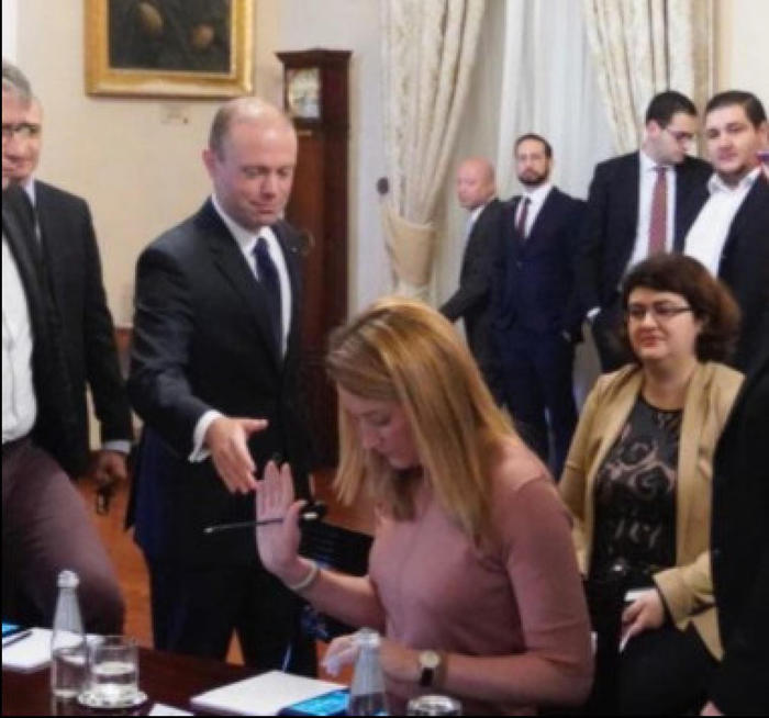 Roberta Metsola si rifiuta di stringere la mano all'allora premier laburista maltese Muscat. Ora indagato per vari scandali legati all'omicidio di Caruana Galizia