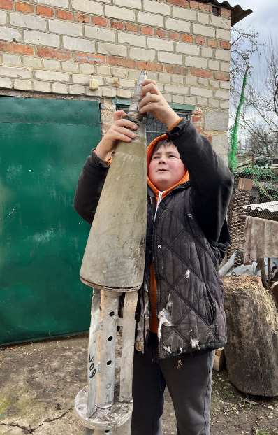 Il 13enne Ivan abbraccia il razzo di un metro caduto nel giardino di casa