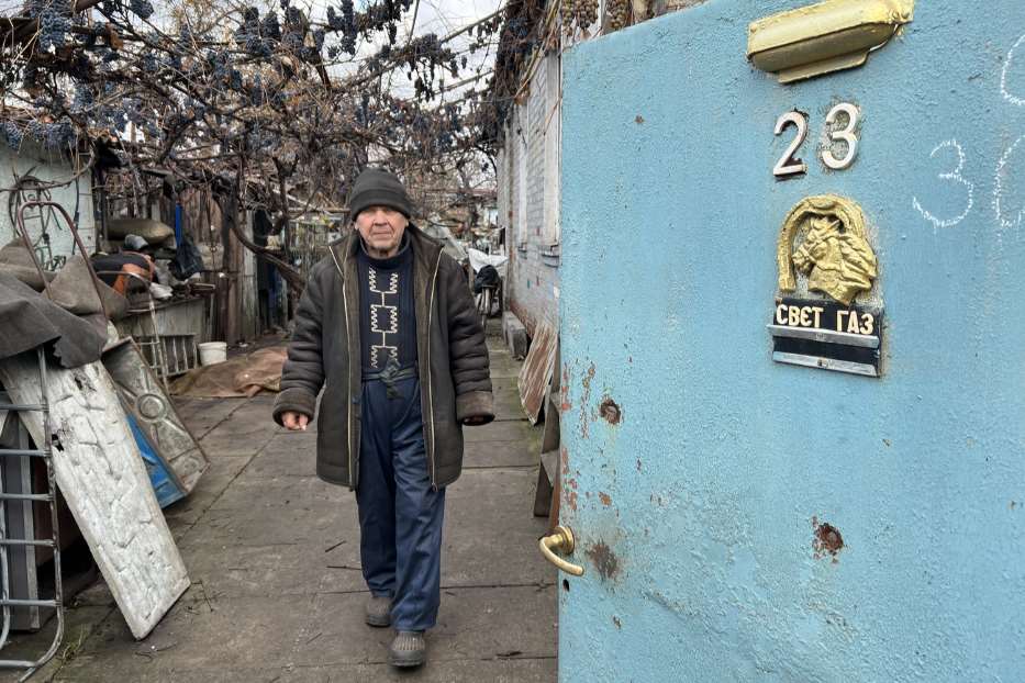 Vladimir Mikhaylovich, 82 anni, che con il fratello Viktor vive senza luce e acqua corrente