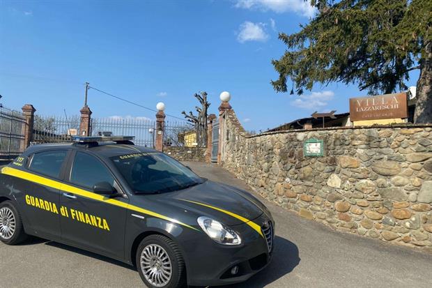 La Guardia di Finanza a Villa Lazzareschi, in provincia di Lucca