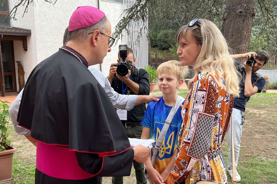 L'arcivescovo Maffeis con una famiglia ucraina assistita dalla Caritas
