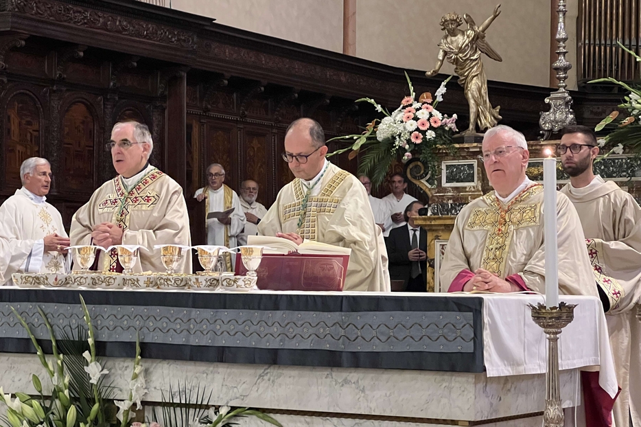 L'arcivescovo Maffeis con il cardinale Bassetti e l'arcivescovo Tisi