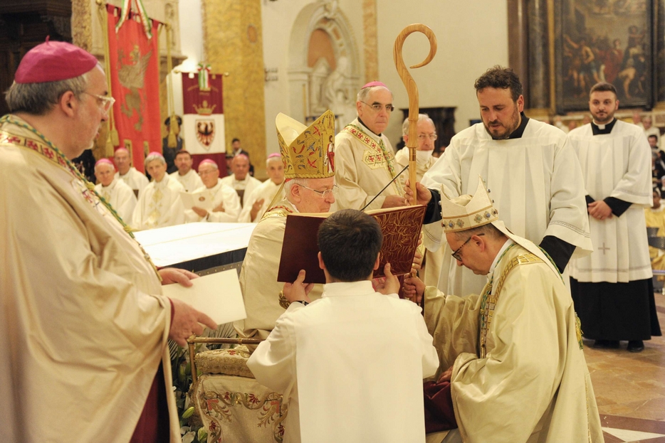 L'arcivescovo Maffeis riceve il pastorale dal cardinale Bassetti