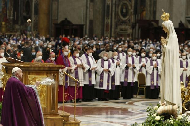 Papa Francesco incensa Maria nella Basilica di San Pietro per la consacrazione di Ucraina e Russia al Suo Cuore Immacolato