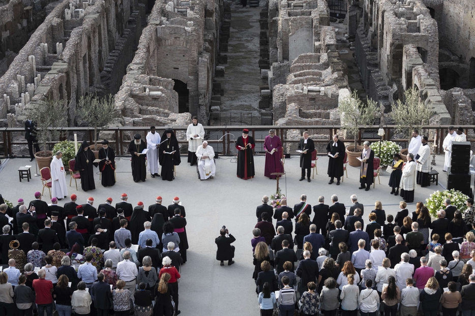 Papa Francesco al Colosseo con i leader religiosi