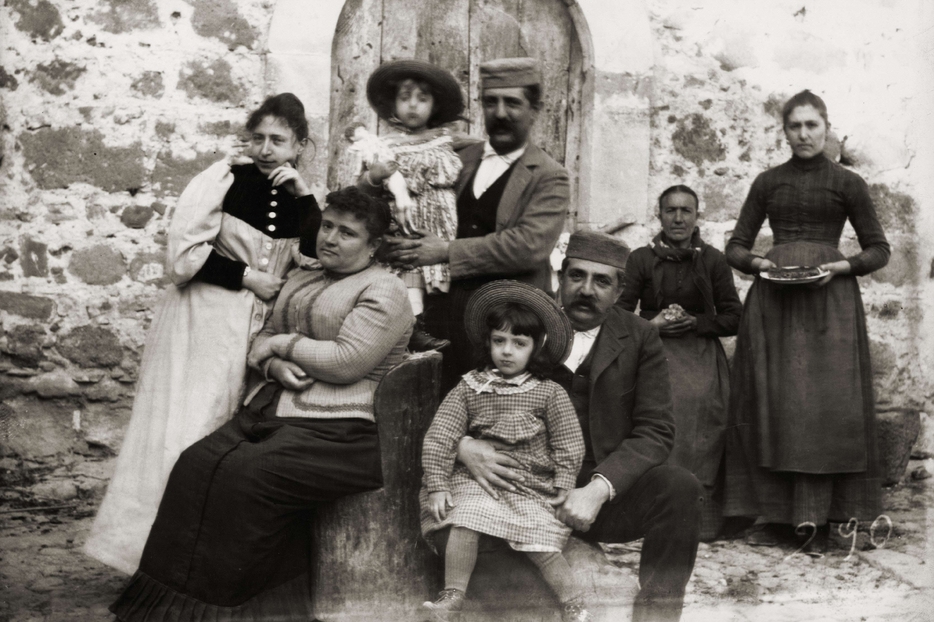 Familiari (cognate e fratelli con figli) ritratti in gruppo. Fotografia di Giovanni Verga, a Vizzini, 1892