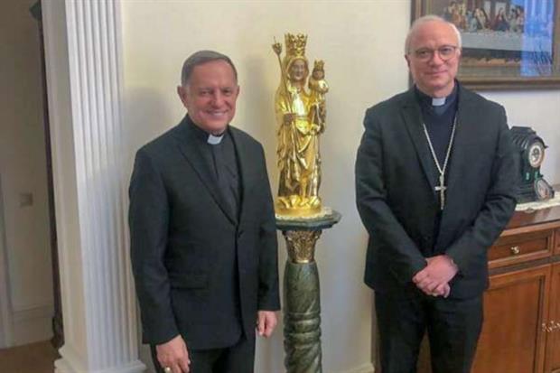 L’arcivescovo di Cagliari e vicepresidente della Cei, Giuseppe Baturi (a destra), con l’arcivescovo latino, monsignor Mieczyslaw Mokrzycki