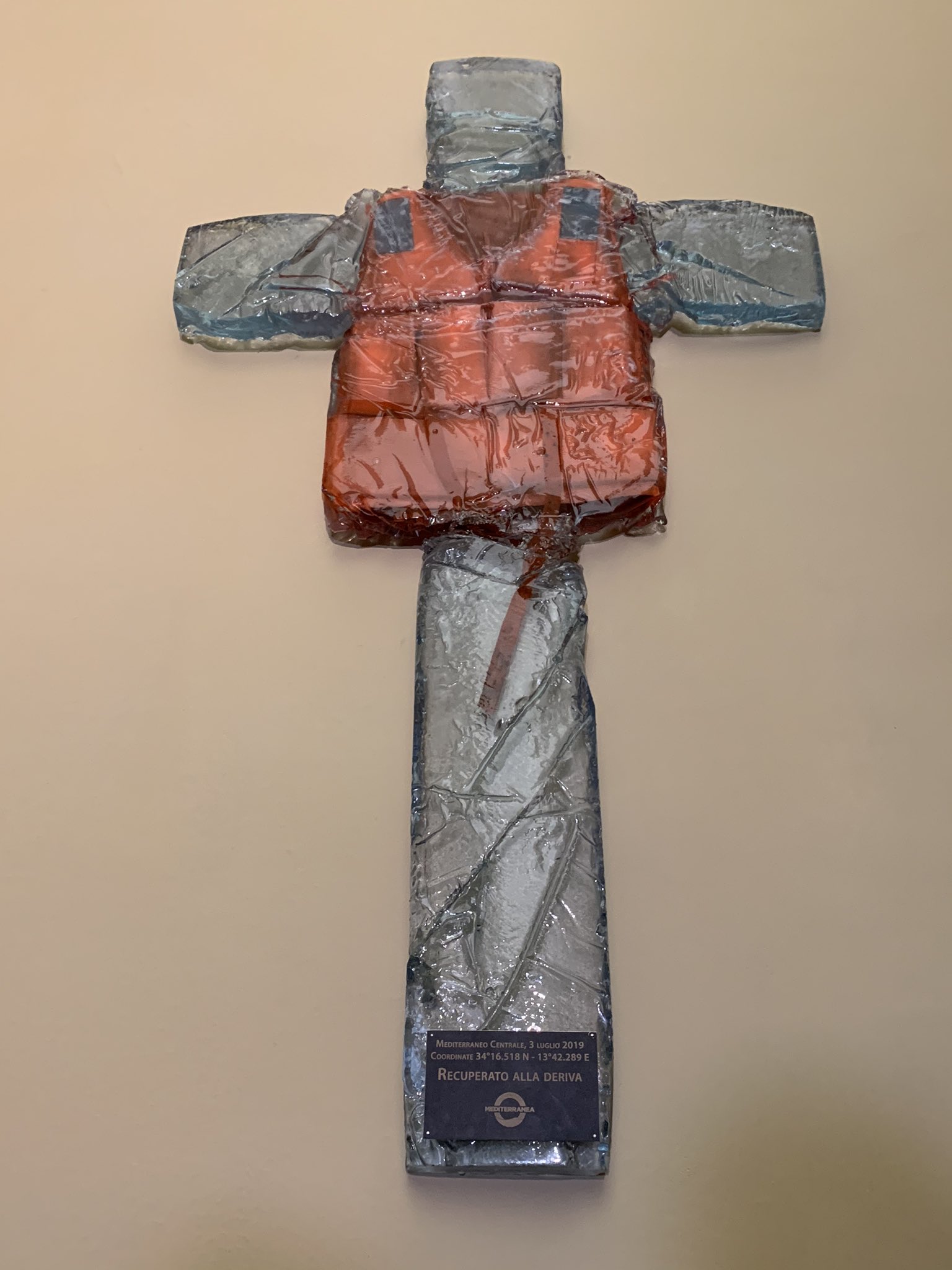 La Croce di Mediterranea apposta dal Papa all'ingresso del Palazzo Apostolico nel 2019