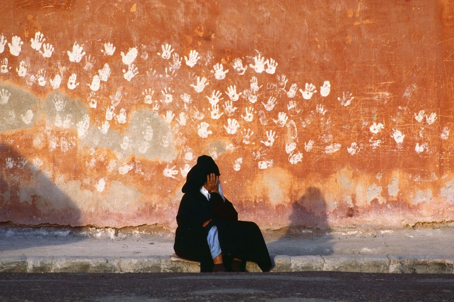 Una delle foto esposte all'Armani'Silos per la mostra 'Magnum - Colors, Places, Faces':  il Marocco di Bruno Barbey, Essaouira, 1985