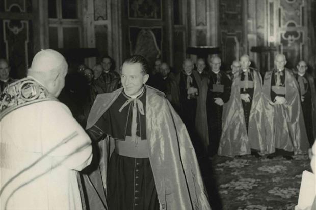 Padre conciliare. Remi Joseph De Roo stringe la mano a papa Giovanni XXIII