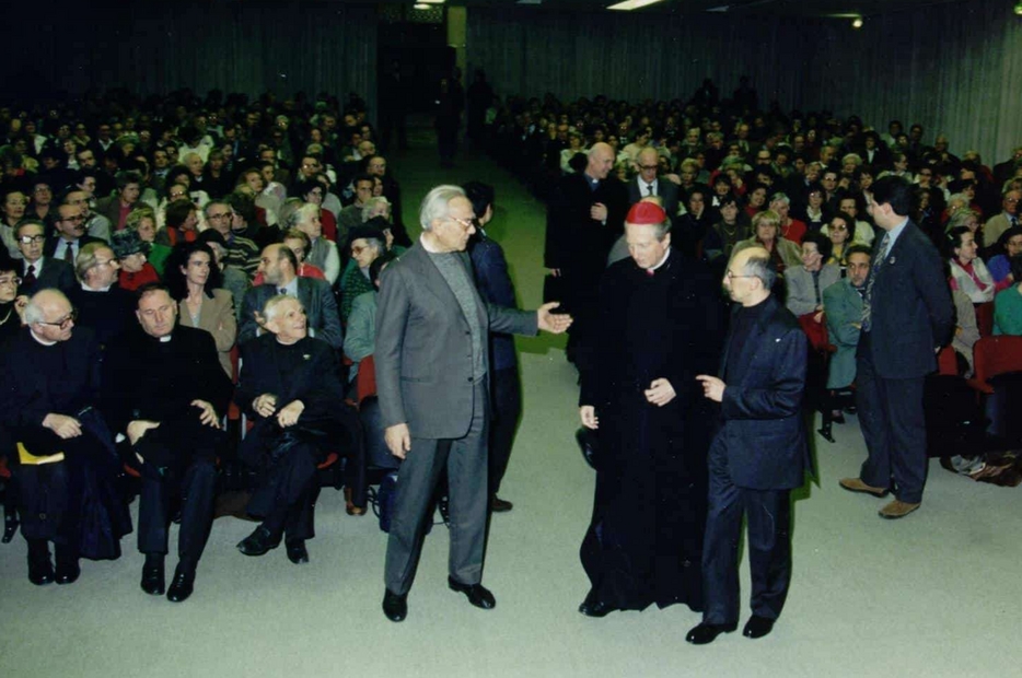 Il cardinale Carlo Maria Martini durante un incontro della Cattedra dei non credenti a Milano
