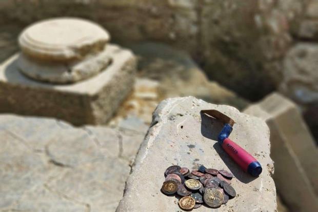 Alcune delle monete rinvenute negli scavi di San Casciano ai Bagni (Siena)