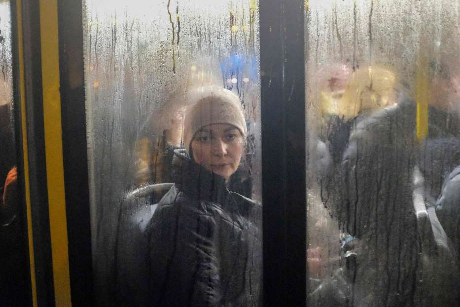Una donna in un autobus a Kiev