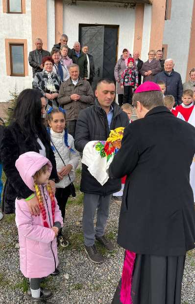 Il vescovo latino di Kiev, Vitaliy Krivitsky, in visita fra la gente dei villaggi intorno alla capitale