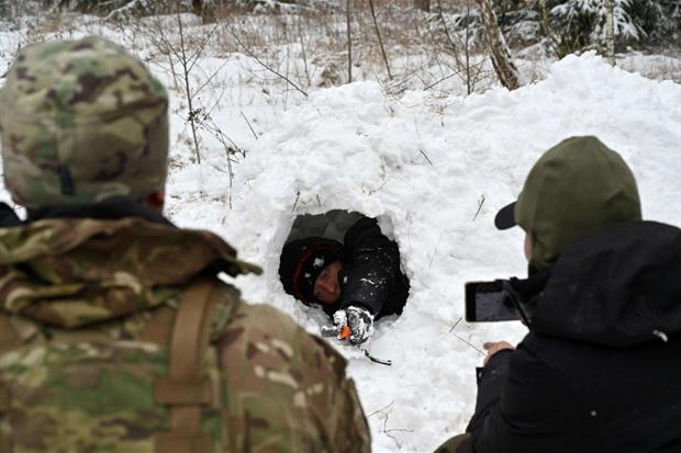 I civili ucraini fanno allenamento alle armi nei boschi