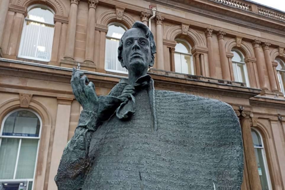 La statua di Yeats realizzata a Sligo da R.Gillespie