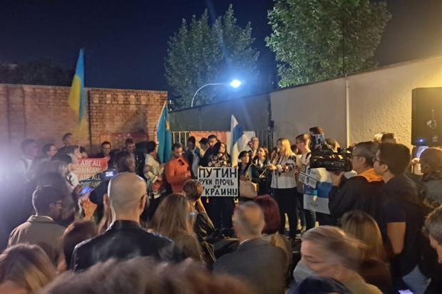 Un momento del sit-in organizzato ieri a sera non lontano dall’amba-sciata russa a Roma