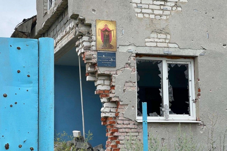Una chiesa distrutta in un villaggio alla periferia di Kharkiv in Ucraina