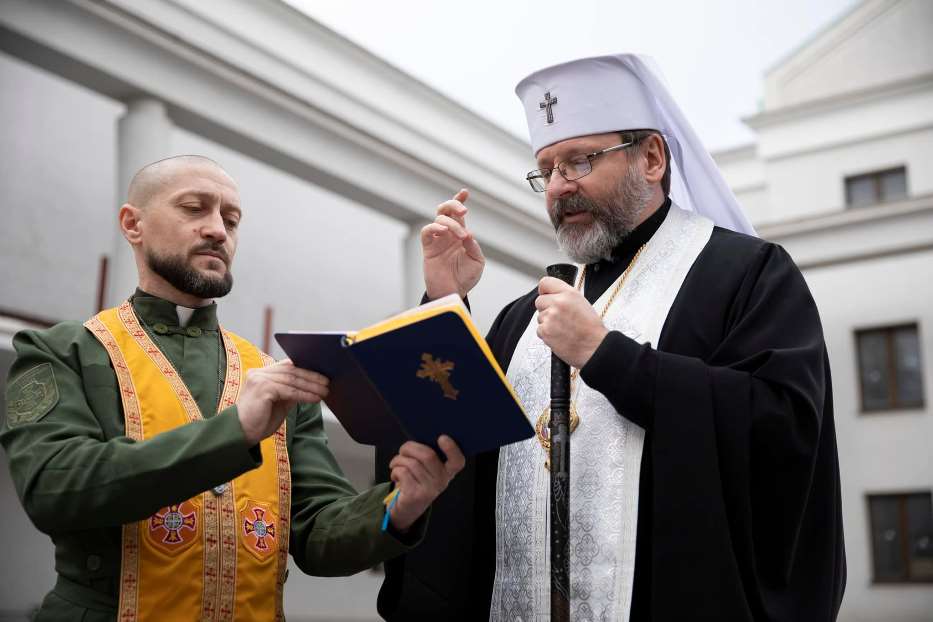 Padre Andriy Zelinskyy con l'arcivescovo maggiore di Kiev, Sviatoslav Shevchuk