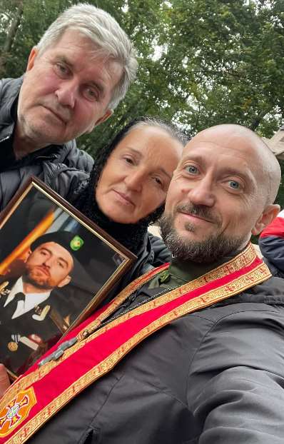 Padre Andriy Zelinskyy con i familiari di un soldato morto