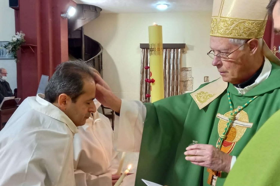 Il vescovo Bizzeti mentre battezza in Turchia un profugo