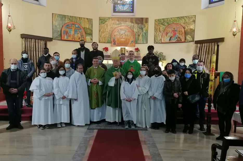Il vescovo Bizzeti al termine del battesimo degli adulti in Turchia