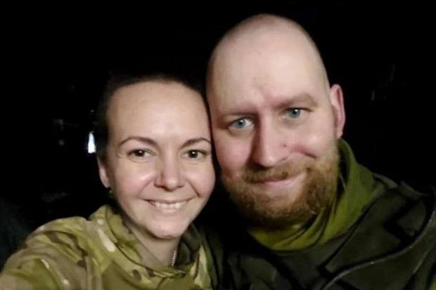 In una foto delle forze armate ucraine, 'Azovka' Valeria e la guardia di frontiera Andriy, Mariupol, 12 maggio 2022. Valeria e Andy si sono sposati il 5 maggio a 'Azovstal', sotto esplosioni e bombardamenti. Ma in tre giorni l'uomo è stato ucciso nei combattimenti