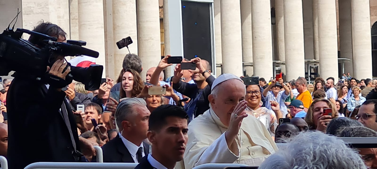 Il Papa saluta i fedeli al termine della Messa di beatificazione di Giovanni Paolo I