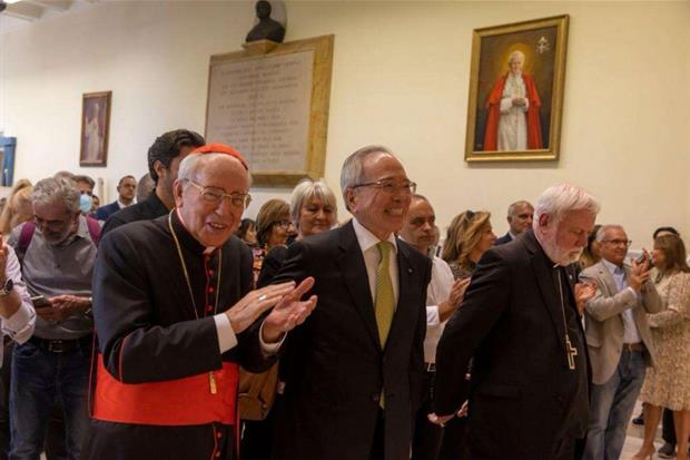 Da sinistra, il cardinale Re, l'ambasciatore Lee e monsignor Gallagher