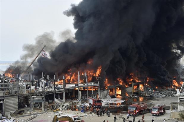Fiamme dopo l'esplosione a Beirut nel 2020, che ha ucciso 248 persone