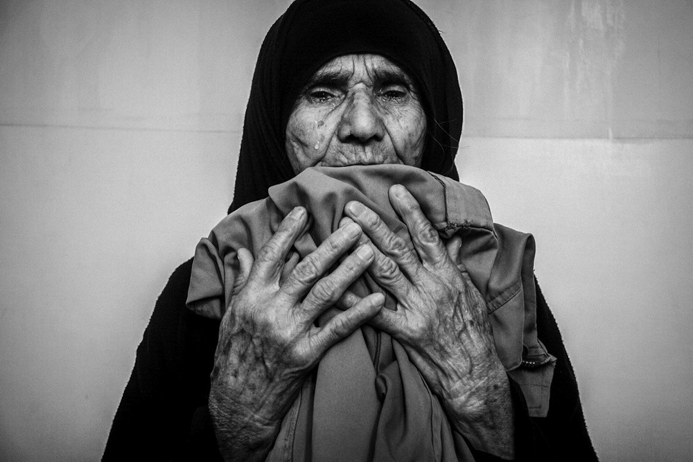 Il progetto 'The War is Still Alive' racconta il dolore delle madri che da oltre tre decadi attendono il ritorno del feretro dei figli perduti nel conflitto tra Iran e Iraq)