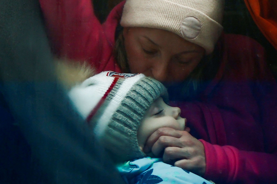 Una madre e suo figlio nel bus in viaggio dall'Ucraina alla Polonia