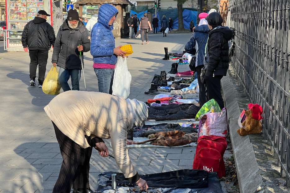 I mercati di poveri lungo le strade di Leopoli