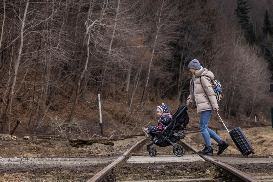Una madre in fuga dall'Ucraina con la figlia