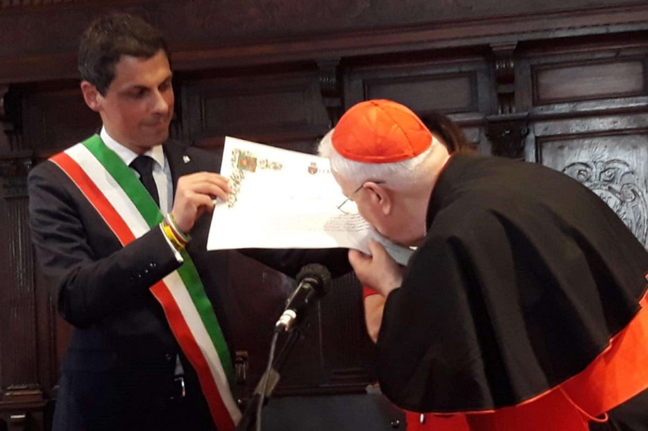 Il cardinale Gualtiero Bassetti riceve la cittadinanza onoraria di Perugia dal sindaco Andrea Romizi