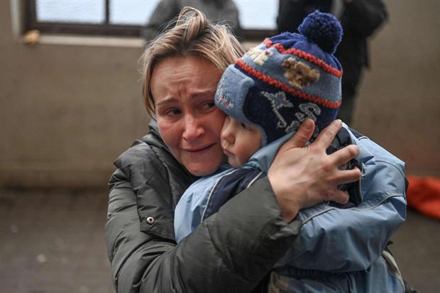 Il terrore negli occhi della donna in fuga da Lviv