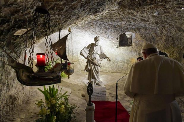 Papa Francesco in preghiera nella grotta in cui visse San Paolo nell'anno 60