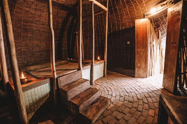 L'interno di una delle capanne, realizzate secondo tradizione seguendo il progetto nel Museo Etnografico di Butare