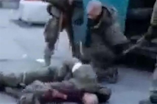 Un frame del video su Telegram in cui si vedono quelli che sembrano prigionieri russi gambizzati da uomini con l'uniforme ucraina, il governo apre un'inchiesta
