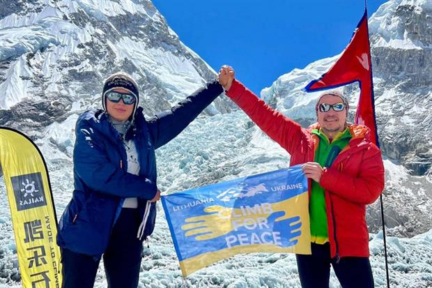 Un post tratto dal profilo Facebook di Taras Pozdnii: la bandiera dell'Ucraina sull'Everest