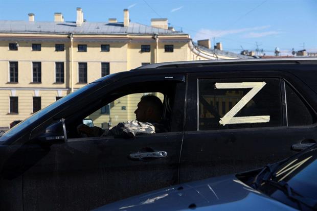 Un auto blindata a San Pietroburgo con il simbolo «Z» a sostegno delle forze russe