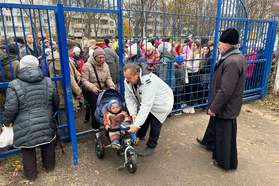 La coda fin dal primo mattino davanti alla Cattedrale greco-cattolica di Kharkiv per ricevere gli aiuti