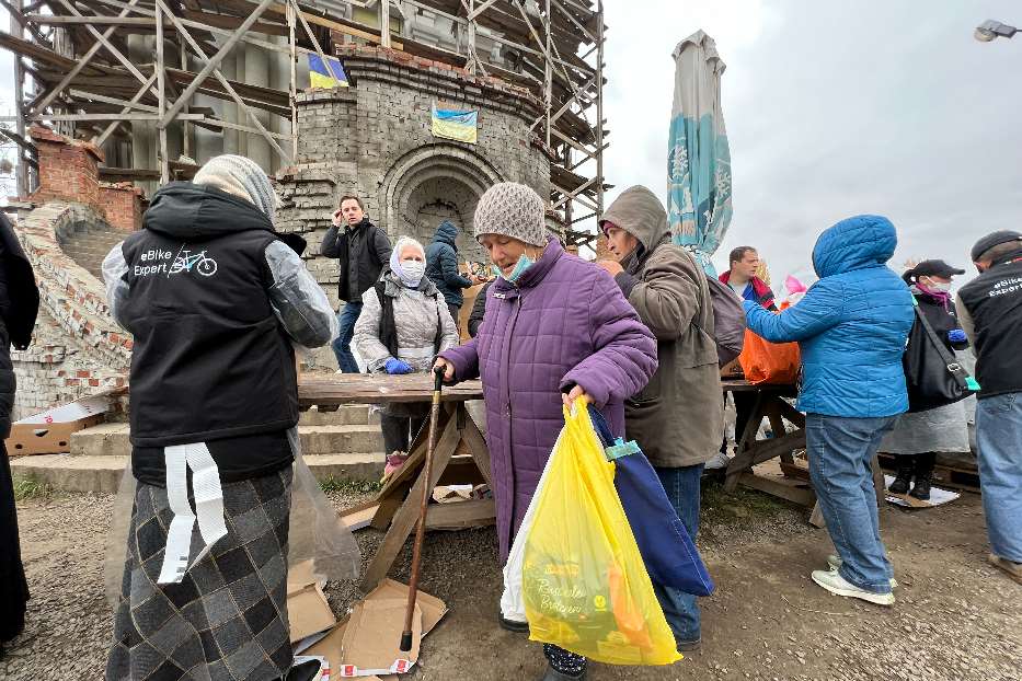 Gli anziani in coda per gli aiuti davanti alla Cattedrale greco-cattolica di Kharkiv